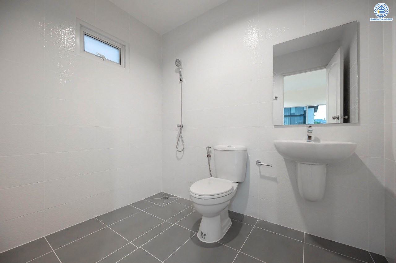 บ้านมือสองตกแต่งใหม่ โครงการ บุษราคัมรีเจนท์ ปิ่นเกล้า-บรมราชชนนี เนื้อที่ 54.20 ตร.ว. ฟังก์ชัน 3 ห้องนอน 3 ห้องน้ำ จอดรถได้ 2 คัน สภาพแวดล้อมดี เดินทางเข้าสู่เมืองได้สะดวกเชื่อมต่อ ถนนพุทธมณฑล สาย 2, ถนนบรมราชชนนี, ถนนกาญจนาภิเษก, ถนนศาลาธรรมสพน์ ใกล้เซ็นทรัลปิ่นเกล้า และ จุดขึ้นทางด่วน "ศรีรัช"...